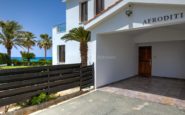 Luxury seaside villa for rent with modern design and stunning sea view